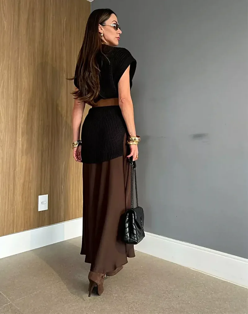Trui-jurk met ribgebreide mouwen en ronde hals, gemaakt van zachte, elastische gebreide stof, elegant en vrouwelijk silhouet.