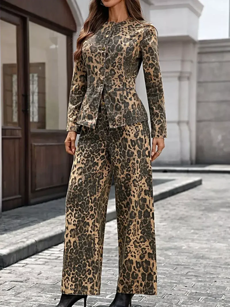 Luxe set bestaande uit een blouse met lange mouwen en knoopsluiting en een jeansbroek - stijlvolle tweedelige outfit met zakken