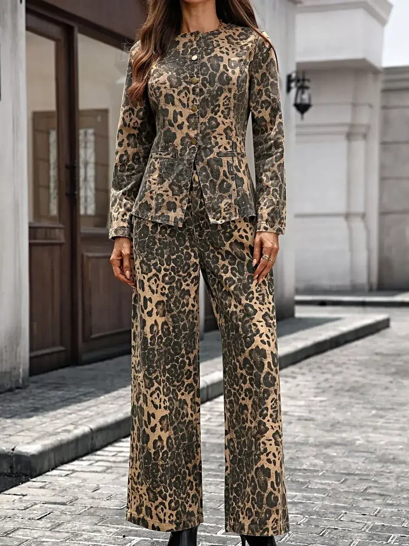 Luxe set bestaande uit een blouse met lange mouwen en knoopsluiting en een jeansbroek - stijlvolle tweedelige outfit met zakken