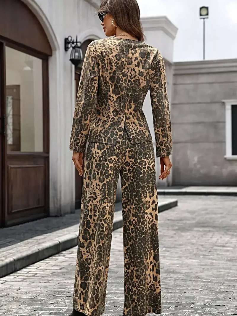 Luxe set bestaande uit een blouse met lange mouwen en knoopsluiting en een jeansbroek - stijlvolle tweedelige outfit met zakken