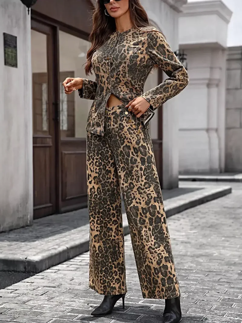 Luxe set bestaande uit een blouse met lange mouwen en knoopsluiting en een jeansbroek - stijlvolle tweedelige outfit met zakken