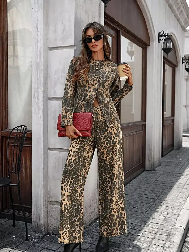 Luxe set bestaande uit een blouse met lange mouwen en knoopsluiting en een jeansbroek - stijlvolle tweedelige outfit met zakken