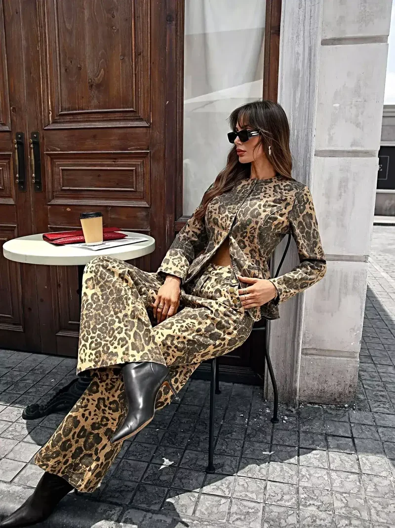 Luxe set bestaande uit een blouse met lange mouwen en knoopsluiting en een jeansbroek - stijlvolle tweedelige outfit met zakken