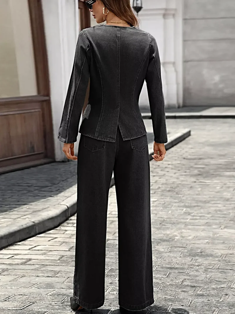 Luxe set bestaande uit een blouse met lange mouwen en knoopsluiting en een jeansbroek - stijlvolle tweedelige outfit met zakken