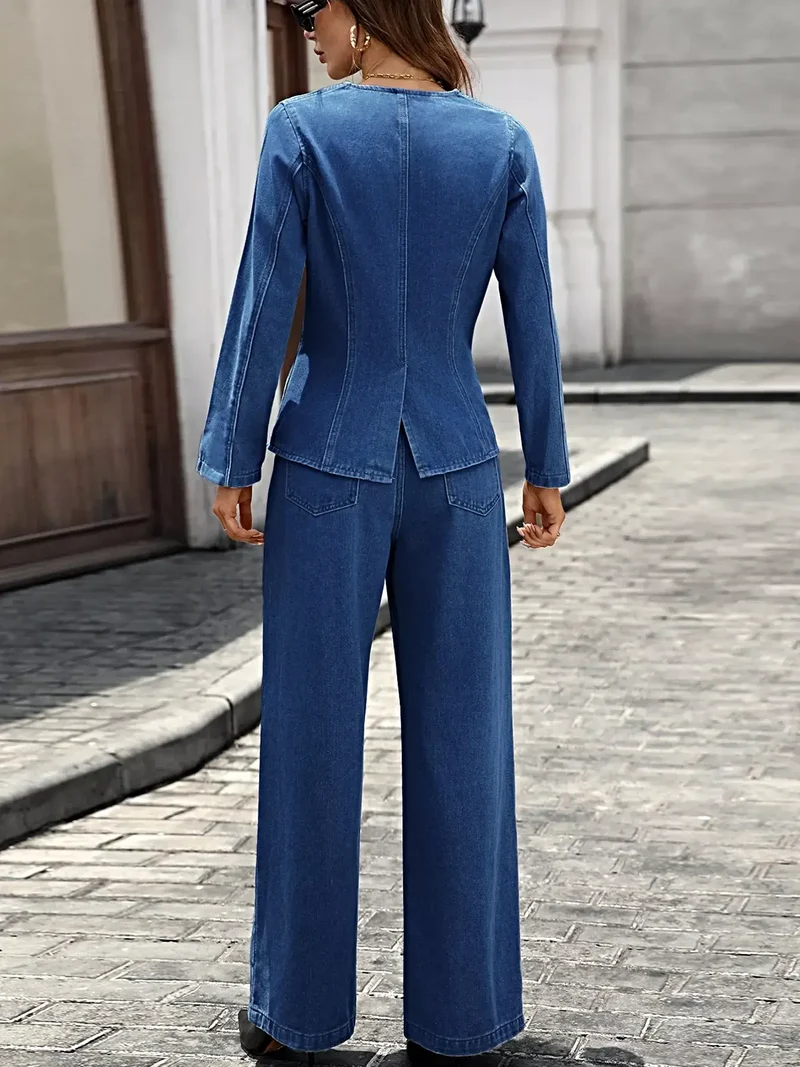 Luxe set bestaande uit een blouse met lange mouwen en knoopsluiting en een jeansbroek - stijlvolle tweedelige outfit met zakken