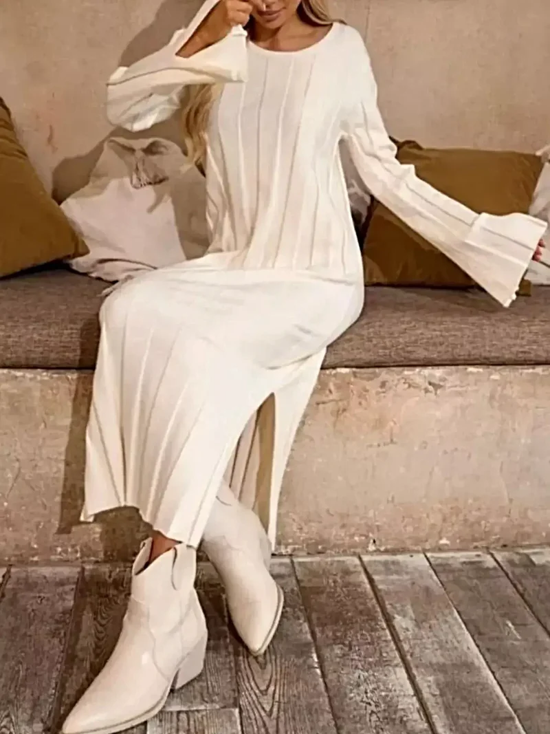 Geribbelde gebreide sweaterjurk met elegante zijsplit en licht elastische pasvorm.