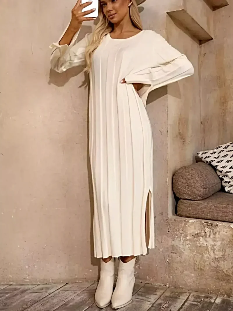 Geribbelde gebreide sweaterjurk met elegante zijsplit en licht elastische pasvorm.