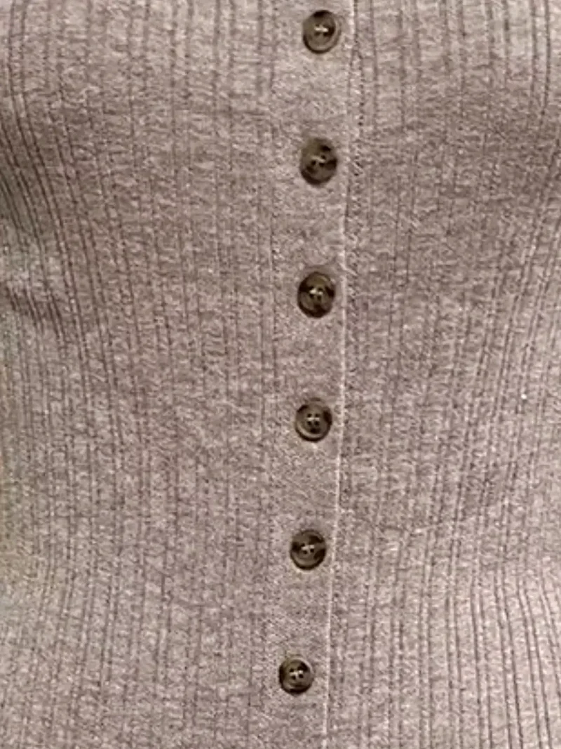 Geribbelde, nauwsluitende sweaterjurk met knoopsluiting aan de voorkant - Rekbare gebreide stof met aansluitend silhouet
