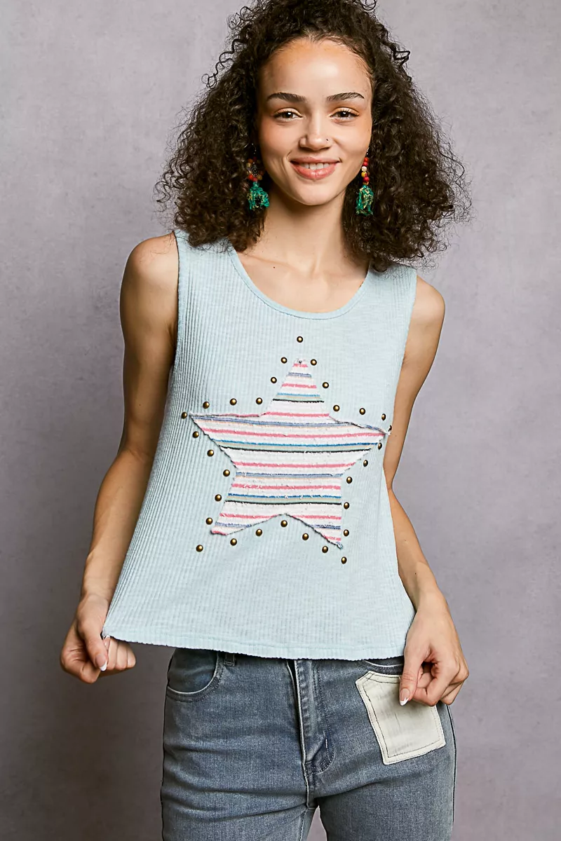 POL tanktop met ronde hals, studs en ribstof, en gestreepte sterrenpatch.