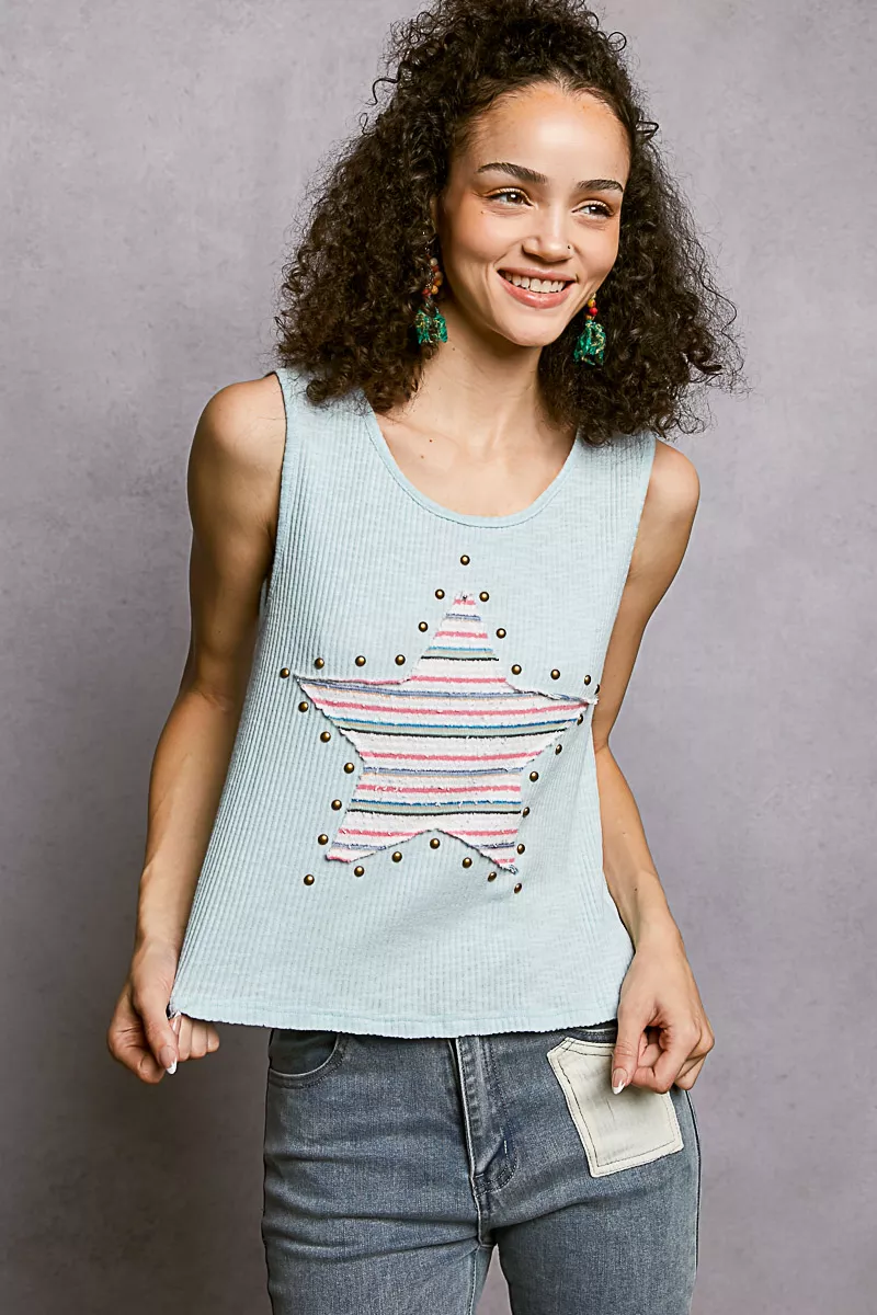 POL tanktop met ronde hals, studs en ribstof, en gestreepte sterrenpatch.