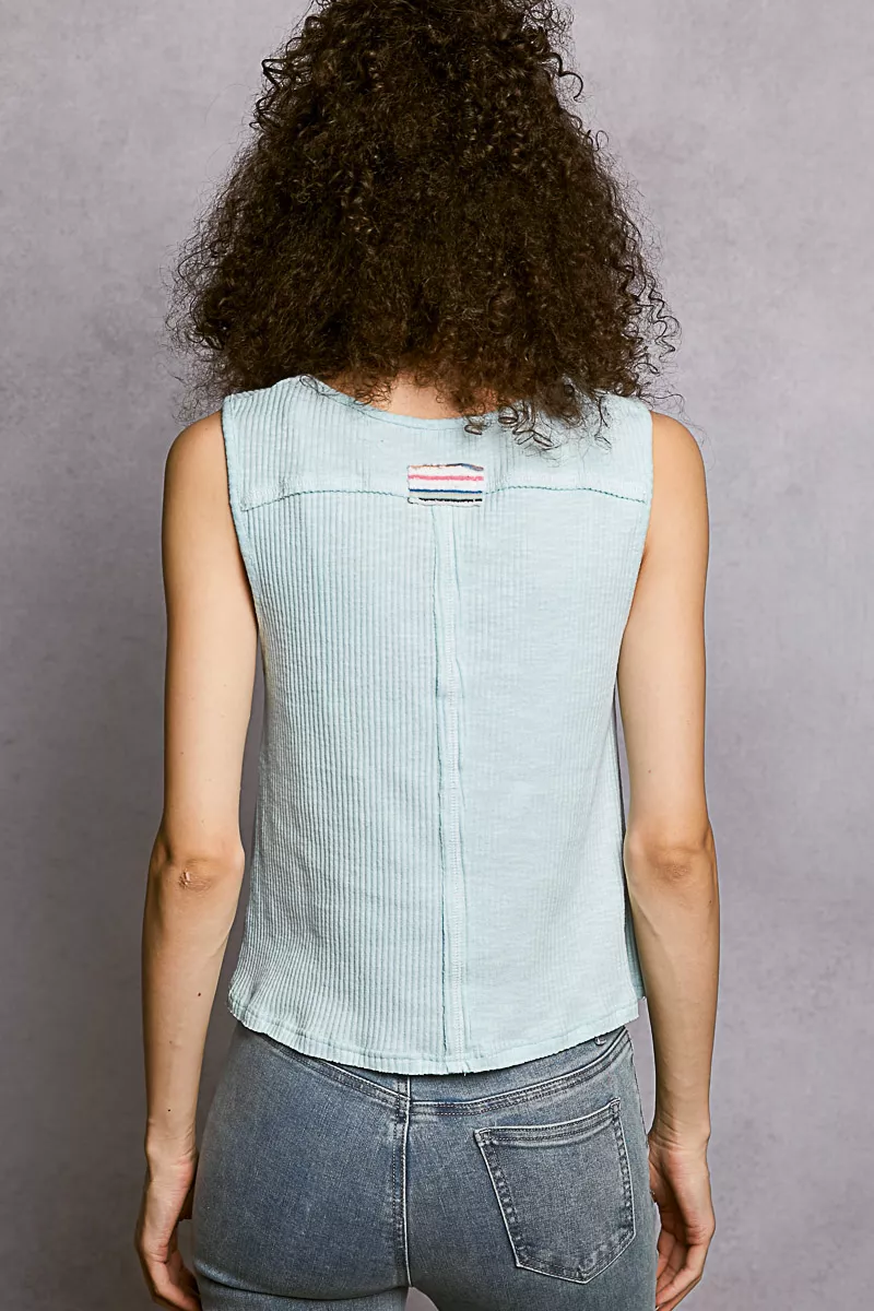POL tanktop met ronde hals, studs en ribstof, en gestreepte sterrenpatch.