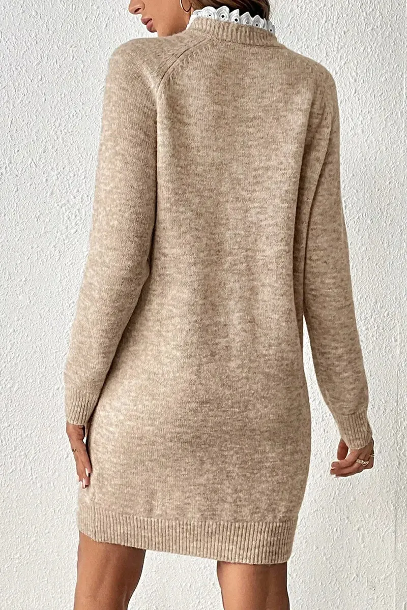 Geribbelde gebreide jurk met raglanmouwen, decoratieve knopen en elastische tricotstof.