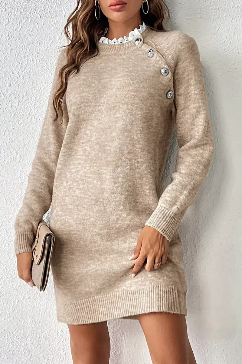 Geribbelde gebreide jurk met raglanmouwen, decoratieve knopen en elastische tricotstof.