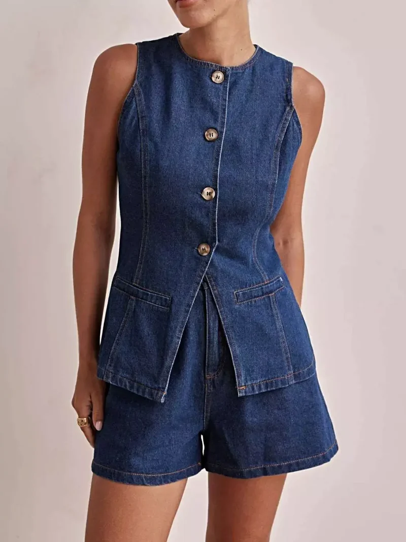 Stijlvol denim vest en short set met knoopdetails en zakken voor een moeiteloos chique look.