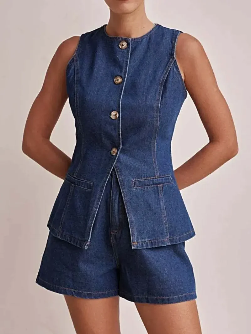Stijlvol denim vest en short set met knoopdetails en zakken voor een moeiteloos chique look.