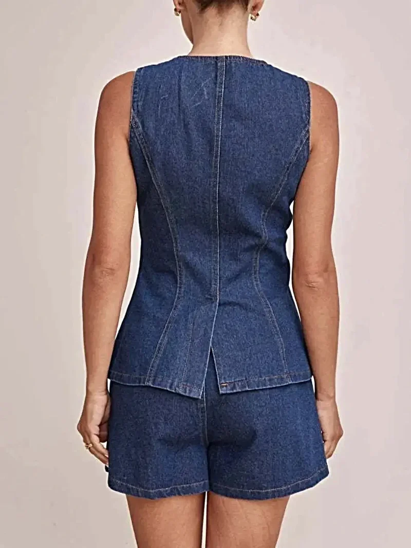 Stijlvol denim vest en short set met knoopdetails en zakken voor een moeiteloos chique look.