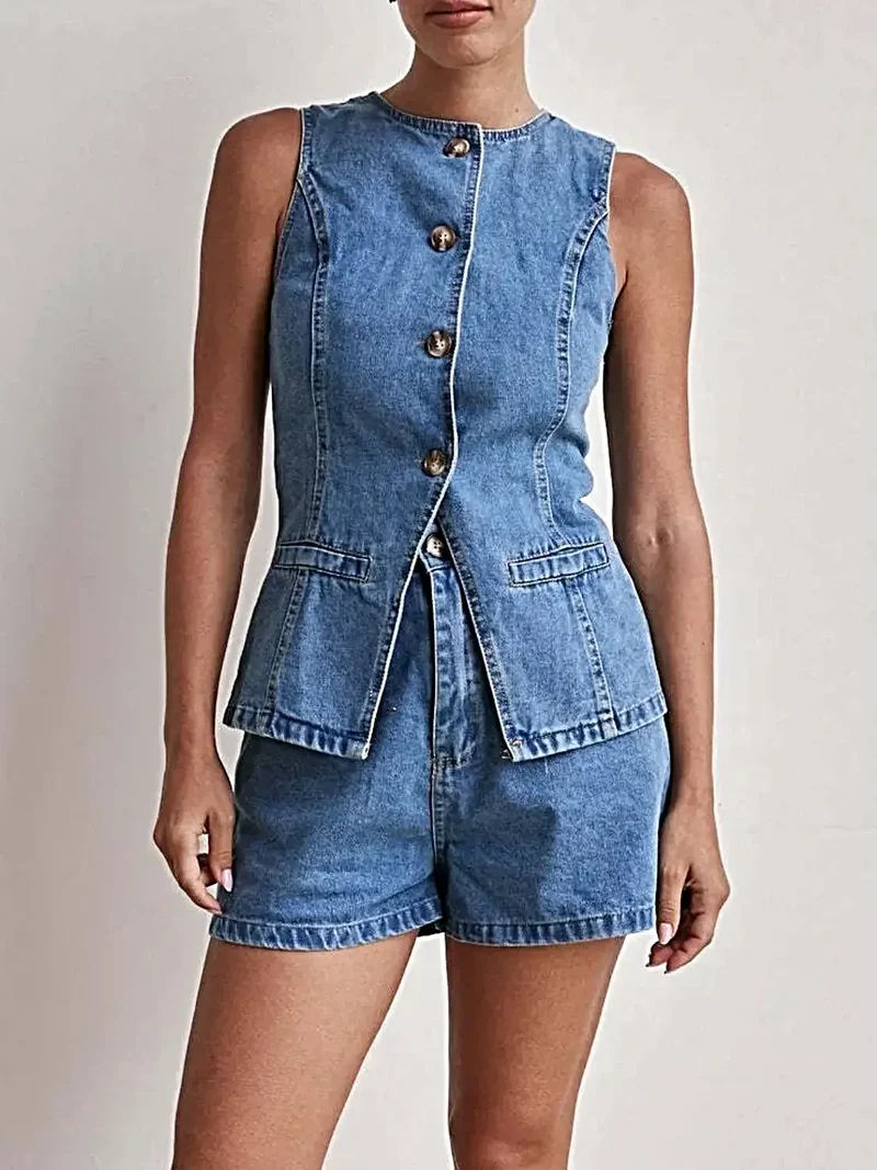 Stijlvol denim vest en short set met knoopdetails en zakken voor een moeiteloos chique look.