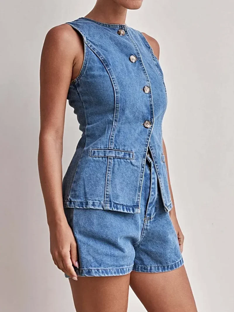 Stijlvol denim vest en short set met knoopdetails en zakken voor een moeiteloos chique look.