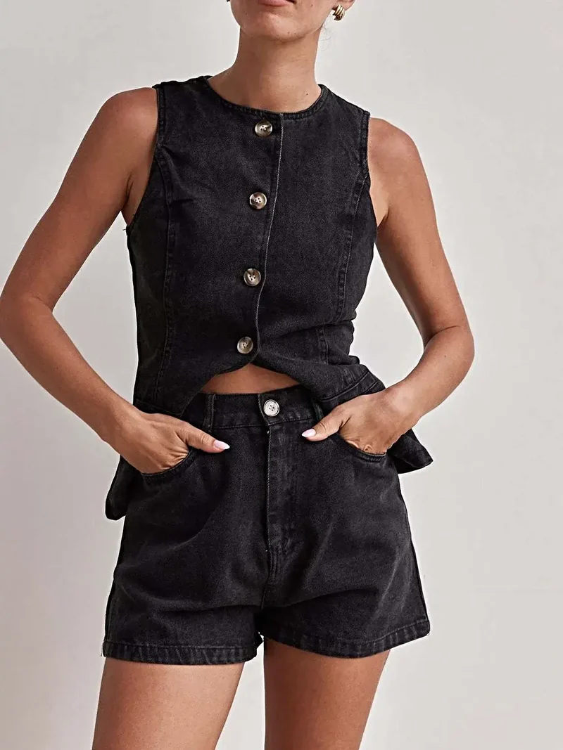 Stijlvol denim vest en short set met knoopdetails en zakken voor een moeiteloos chique look.