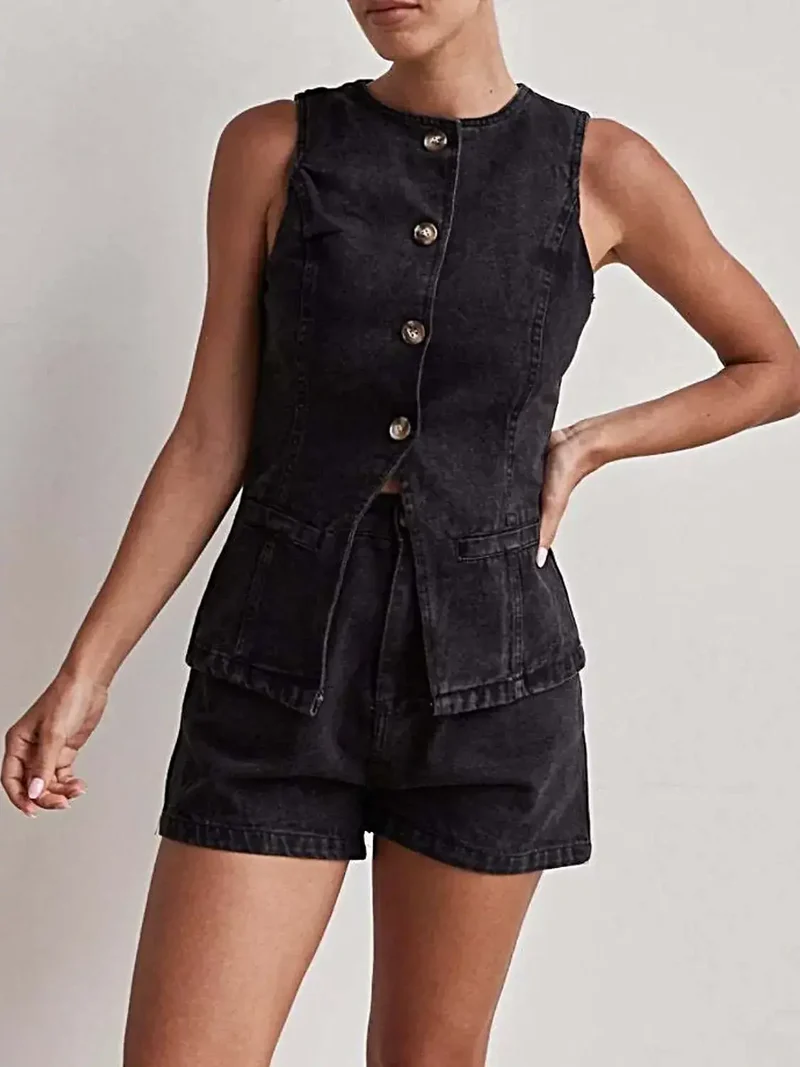 Stijlvol denim vest en short set met knoopdetails en zakken voor een moeiteloos chique look.