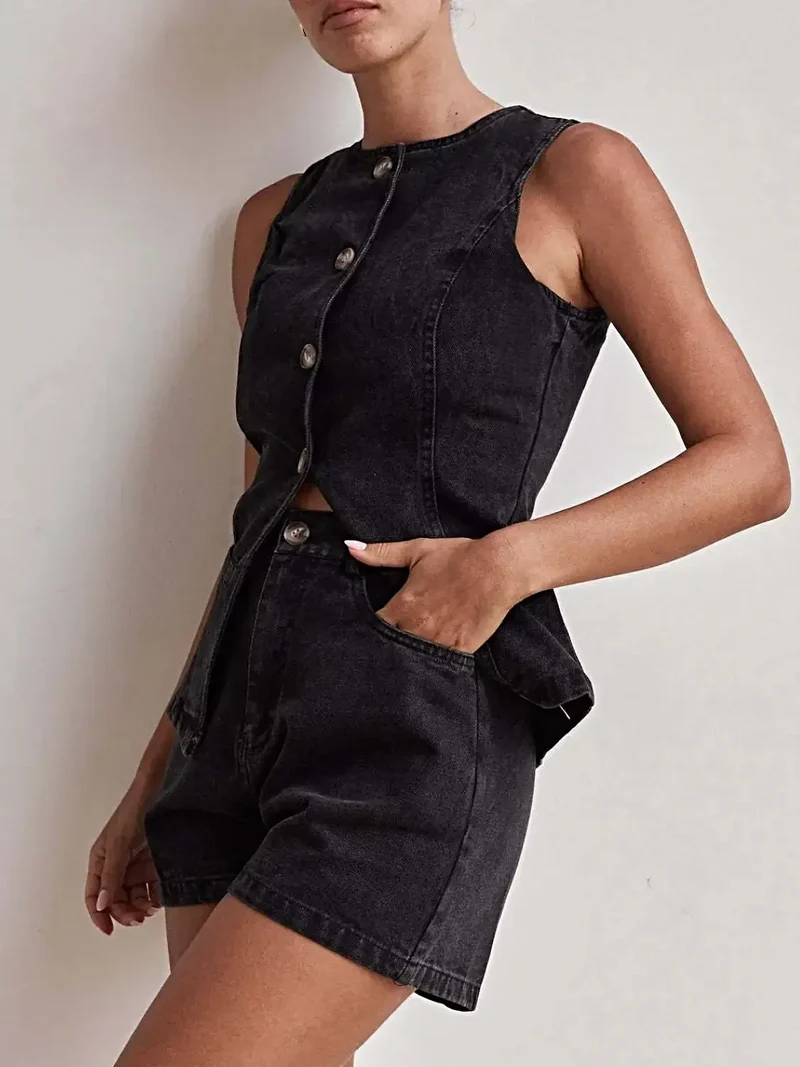 Stijlvol denim vest en short set met knoopdetails en zakken voor een moeiteloos chique look.