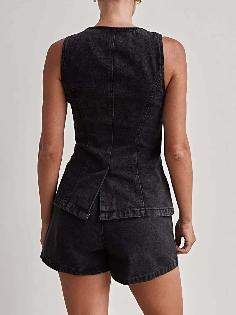 Stijlvol denim vest en short set met knoopdetails en zakken voor een moeiteloos chique look.