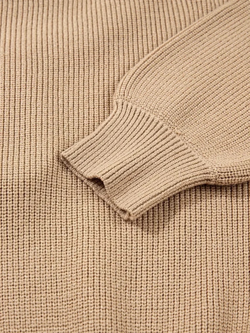 Trui-jurk met parelversiering en sleutelgatuitsparing, geribbelde gebreide stof, zacht en elastisch ontwerp.