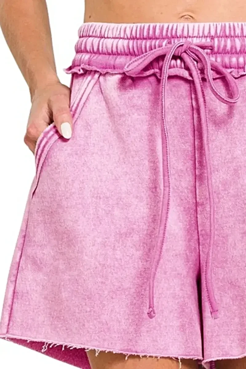 Trendy acid wash shorts met trekkoord en zakken - gemaakt van comfortabele fleece stof voor een casual look.