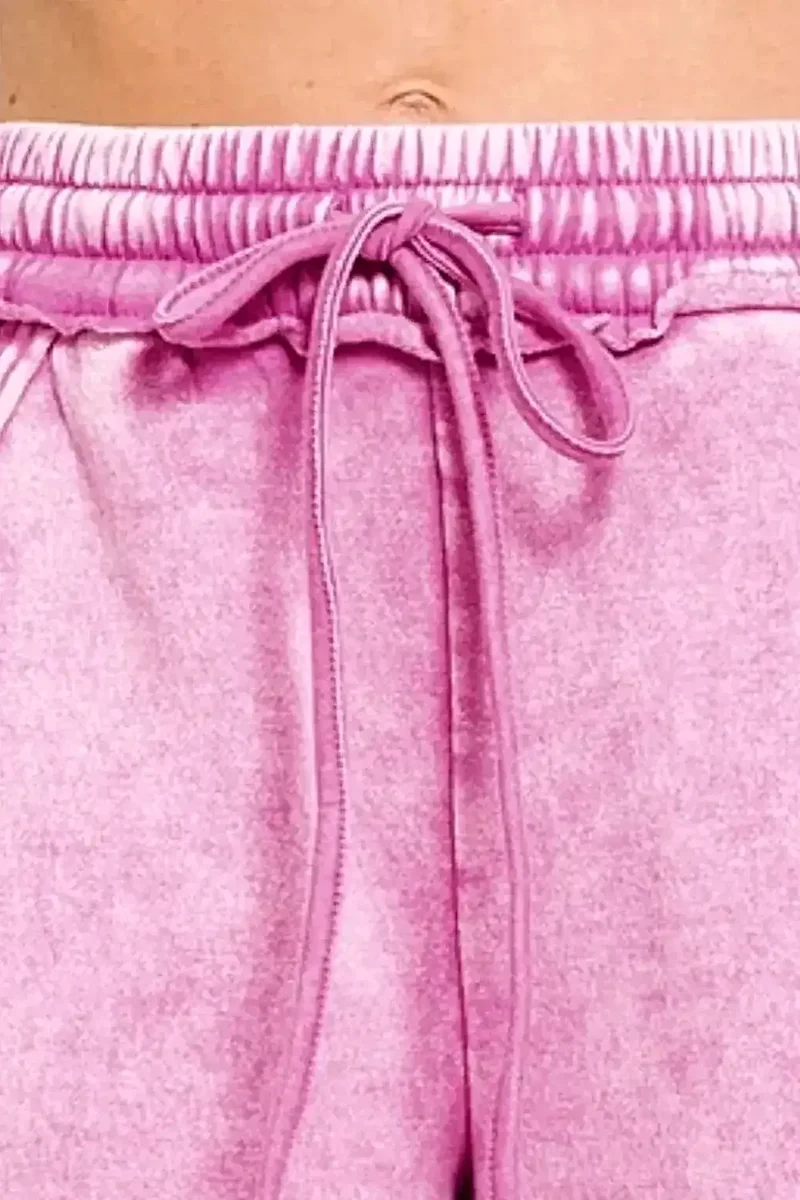 Trendy acid wash shorts met trekkoord en zakken - gemaakt van comfortabele fleece stof voor een casual look.