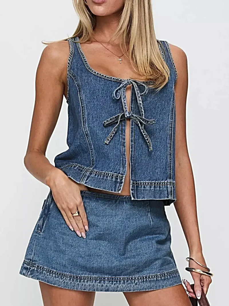 Casual zomeroutfit: 2-delige denim top en rok met strik aan de voorkant voor een moeiteloze stijl.