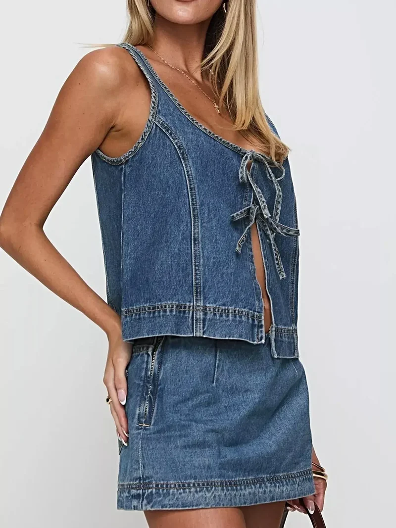 Casual zomeroutfit: 2-delige denim top en rok met strik aan de voorkant voor een moeiteloze stijl.