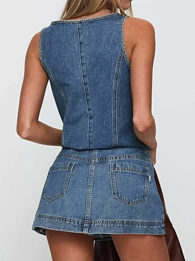 Casual zomeroutfit: 2-delige denim top en rok met strik aan de voorkant voor een moeiteloze stijl.