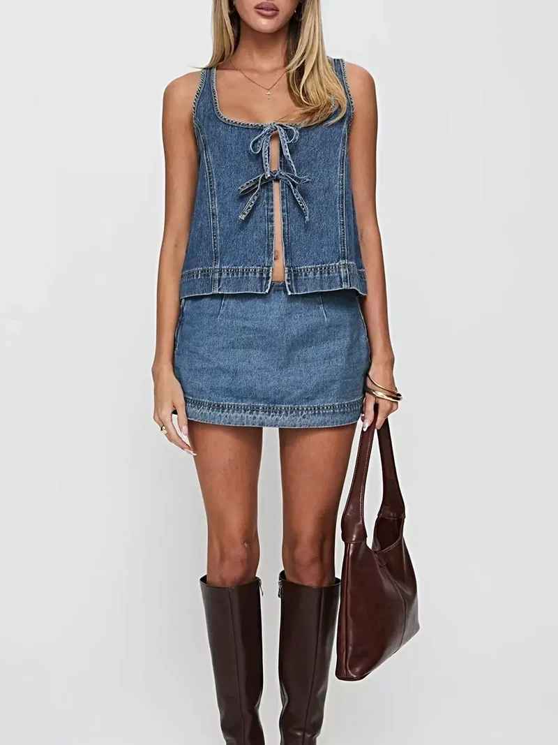 Casual zomeroutfit: 2-delige denim top en rok met strik aan de voorkant voor een moeiteloze stijl.