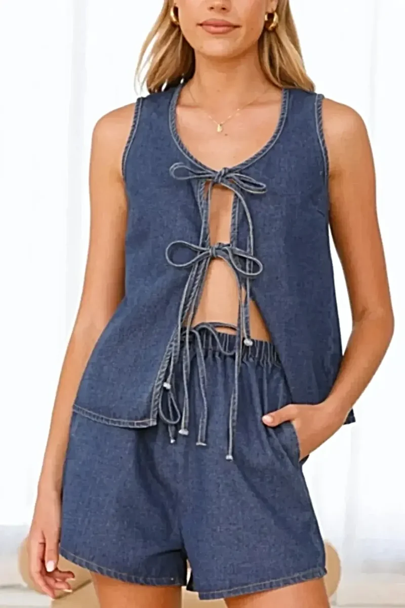 Vest met strik aan de voorkant en denim shorts - Chique tweedelige outfit voor een moeiteloze stijl