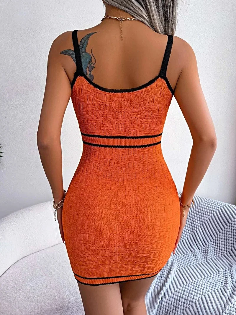 Truijurk met contrasterende spaghettibandjes, sweetheart-halslijn en nauwsluitend silhouet.