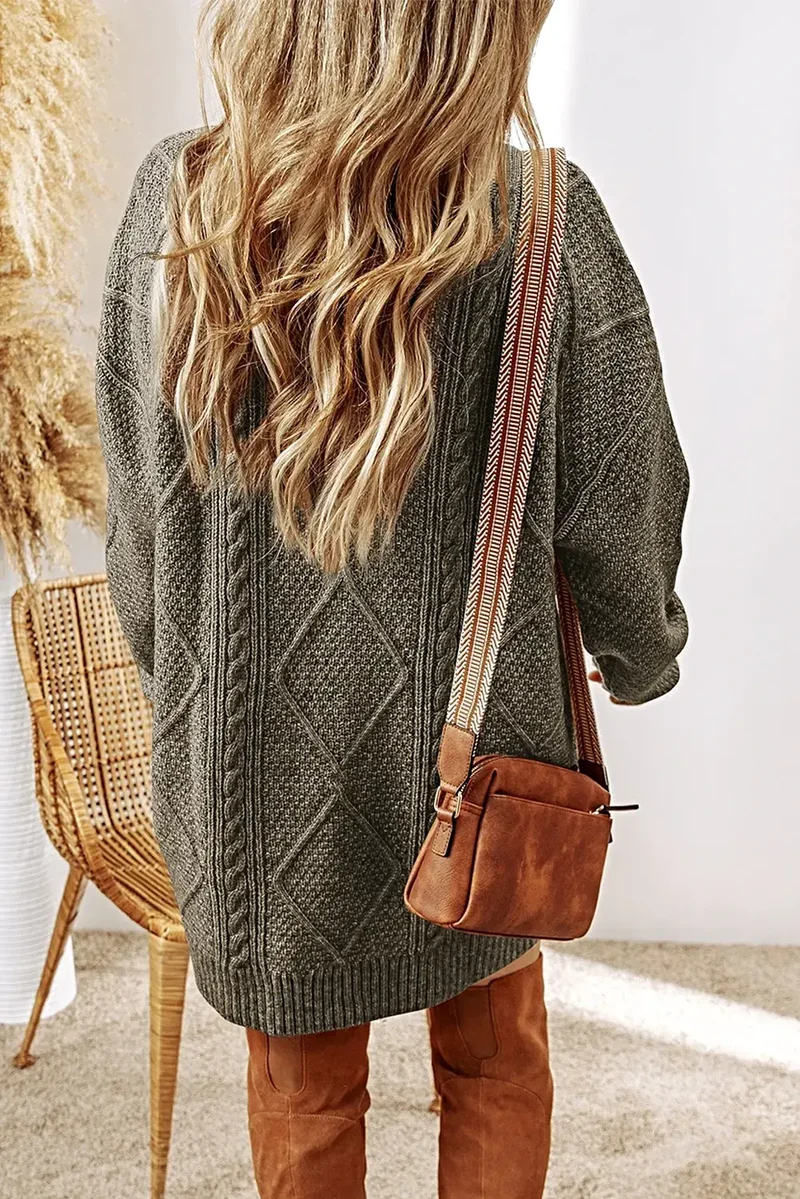 Elegante kabelgebreide sweaterjurk met ronde hals, zachte stretch en een comfortabele pasvorm.