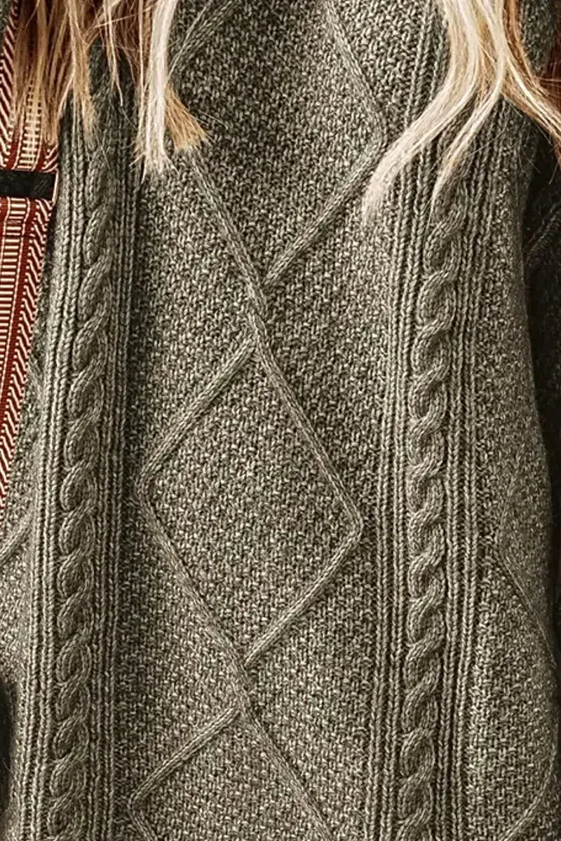 Elegante kabelgebreide sweaterjurk met ronde hals, zachte stretch en een comfortabele pasvorm.