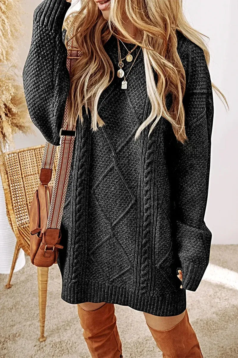 Elegante kabelgebreide sweaterjurk met ronde hals, zachte stretch en een comfortabele pasvorm.