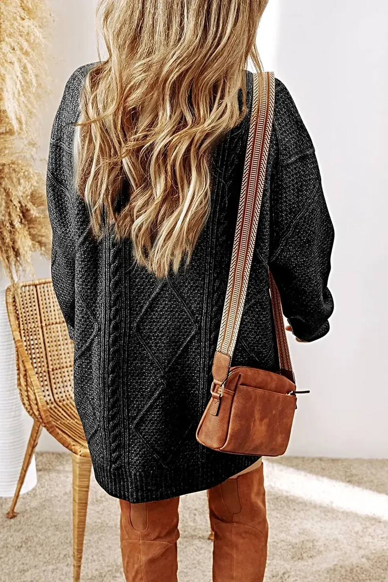 Elegante kabelgebreide sweaterjurk met ronde hals, zachte stretch en een comfortabele pasvorm.
