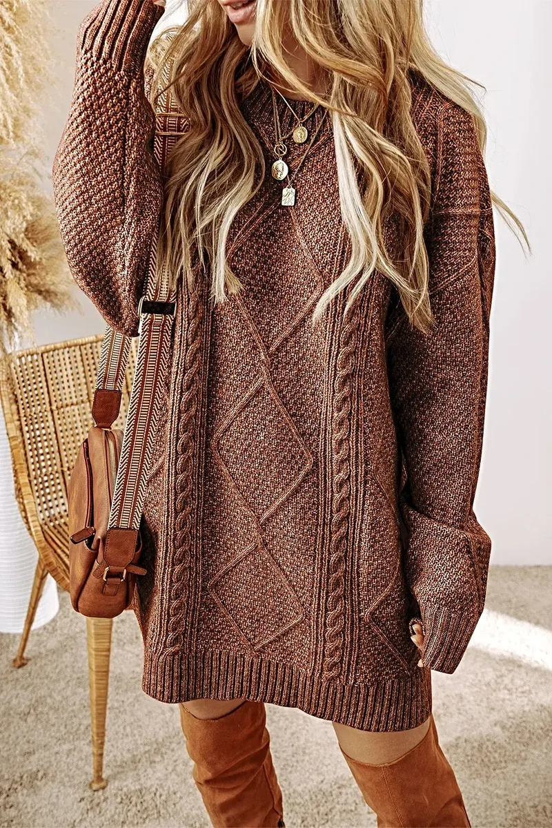 Elegante kabelgebreide sweaterjurk met ronde hals, zachte stretch en een comfortabele pasvorm.