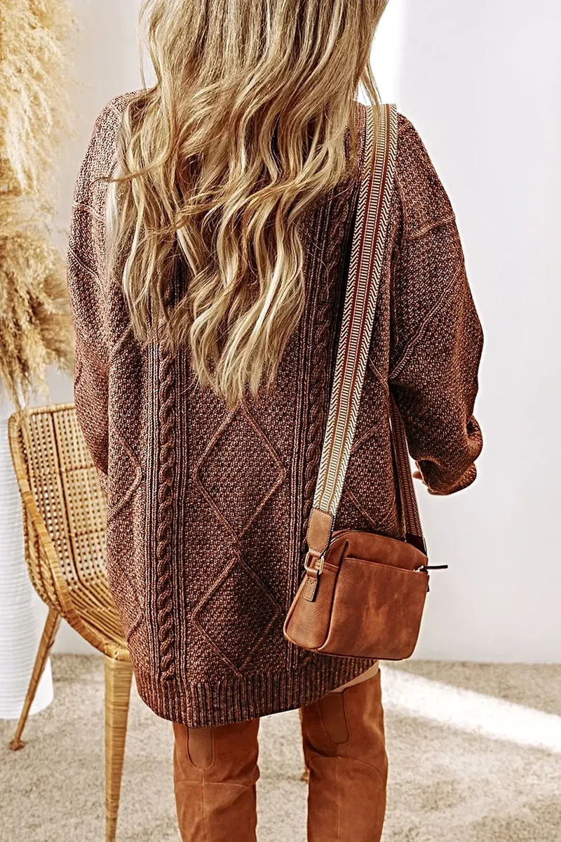 Elegante kabelgebreide sweaterjurk met ronde hals, zachte stretch en een comfortabele pasvorm.