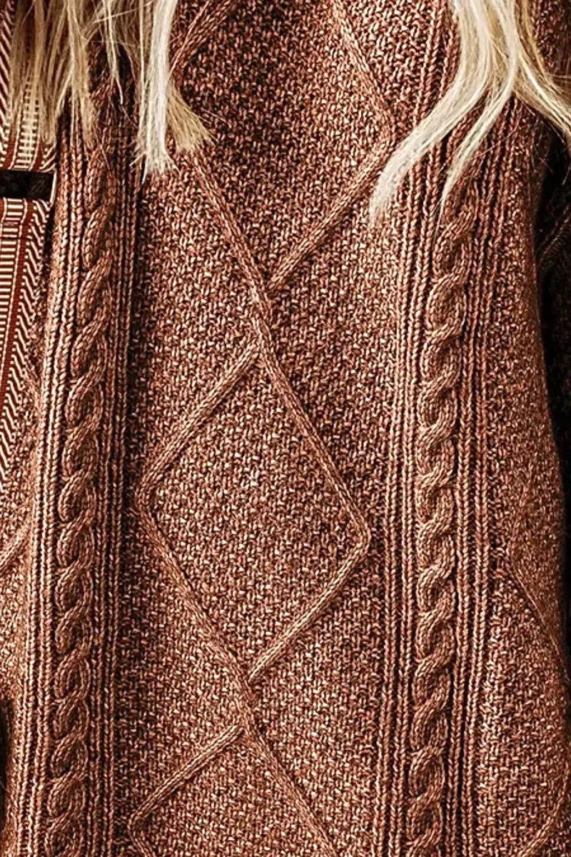 Elegante kabelgebreide sweaterjurk met ronde hals, zachte stretch en een comfortabele pasvorm.