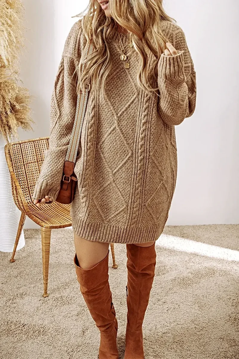 Elegante kabelgebreide sweaterjurk met ronde hals, zachte stretch en een comfortabele pasvorm.
