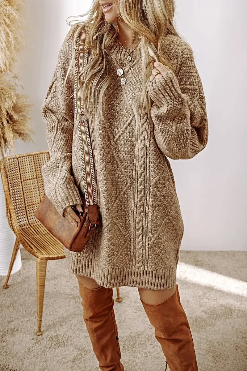 Elegante kabelgebreide sweaterjurk met ronde hals, zachte stretch en een comfortabele pasvorm.