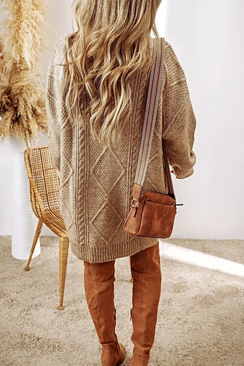 Elegante kabelgebreide sweaterjurk met ronde hals, zachte stretch en een comfortabele pasvorm.