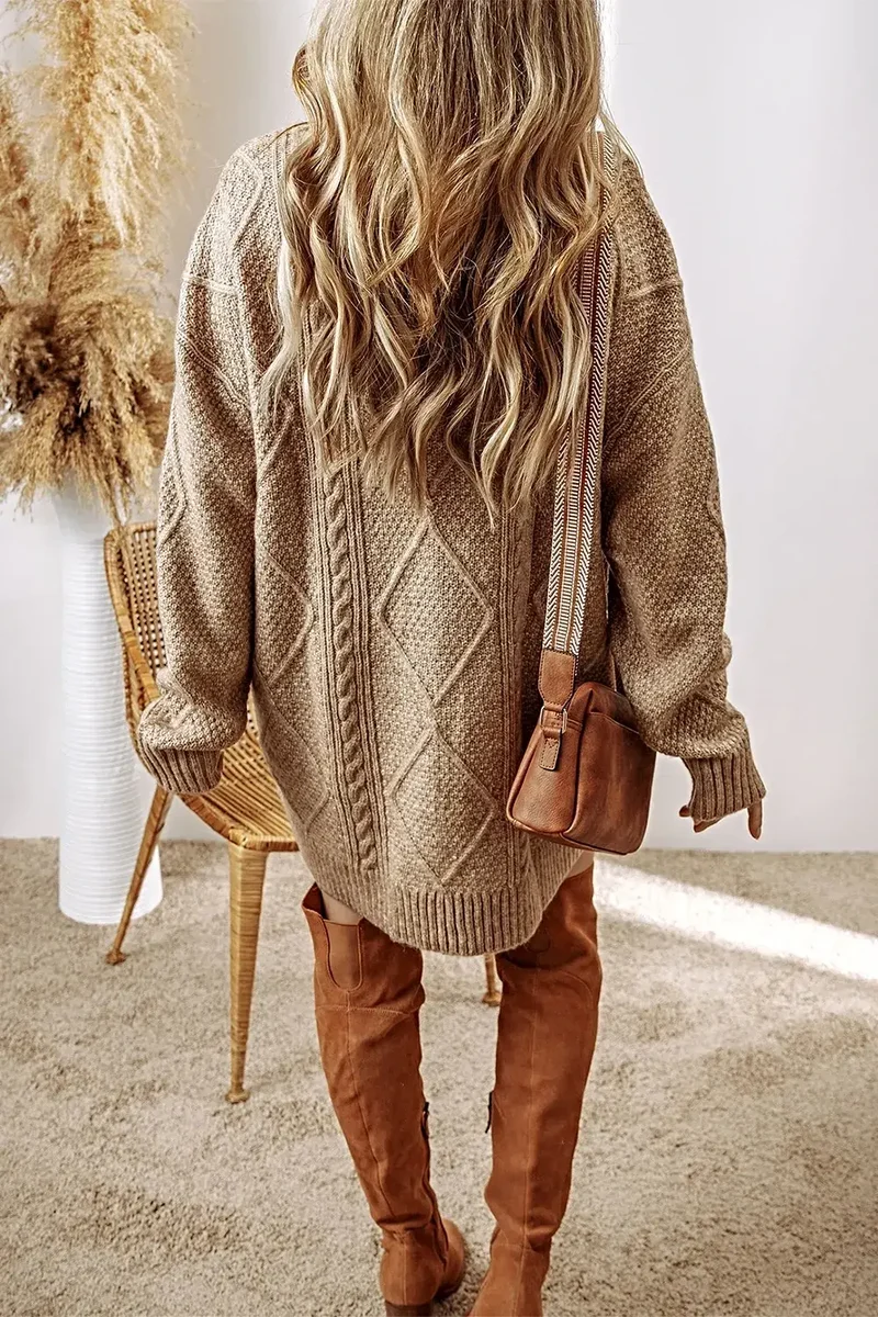 Elegante kabelgebreide sweaterjurk met ronde hals, zachte stretch en een comfortabele pasvorm.