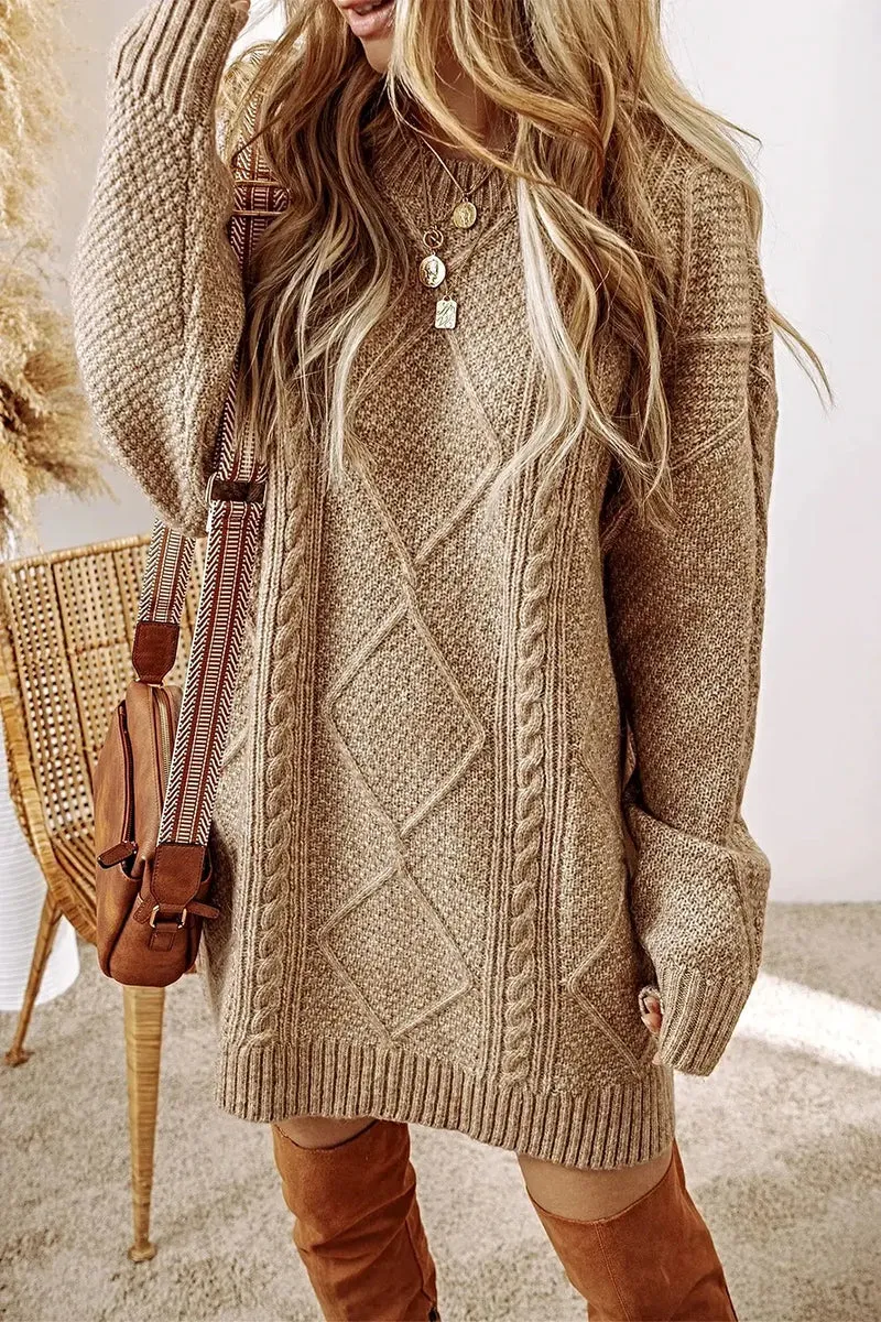 Elegante kabelgebreide sweaterjurk met ronde hals, zachte stretch en een comfortabele pasvorm.