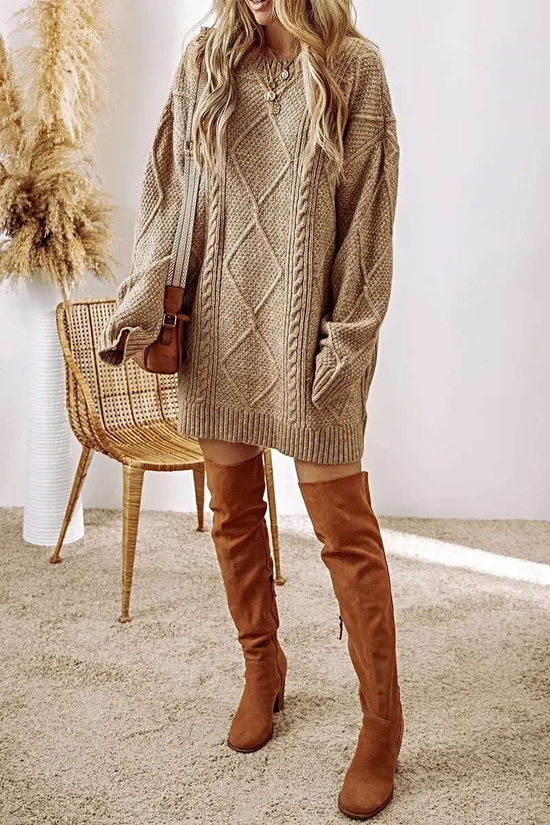 Elegante kabelgebreide sweaterjurk met ronde hals, zachte stretch en een comfortabele pasvorm.
