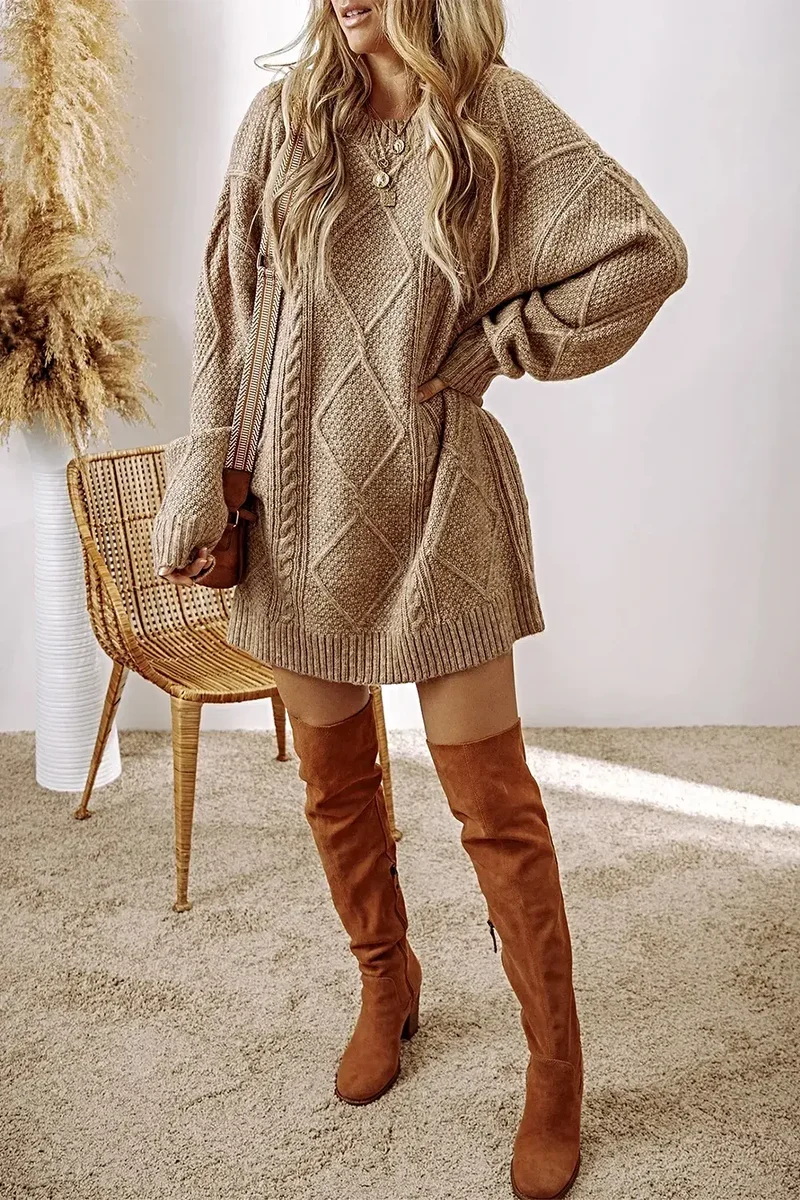 Elegante kabelgebreide sweaterjurk met ronde hals, zachte stretch en een comfortabele pasvorm.