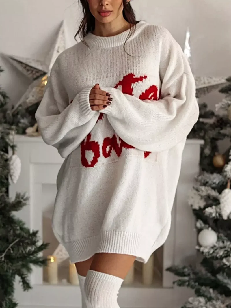 Kersttrui-jurk: oversized statement-jurk van gebreide stof met letters, gemaakt van een zachte acrylmix.